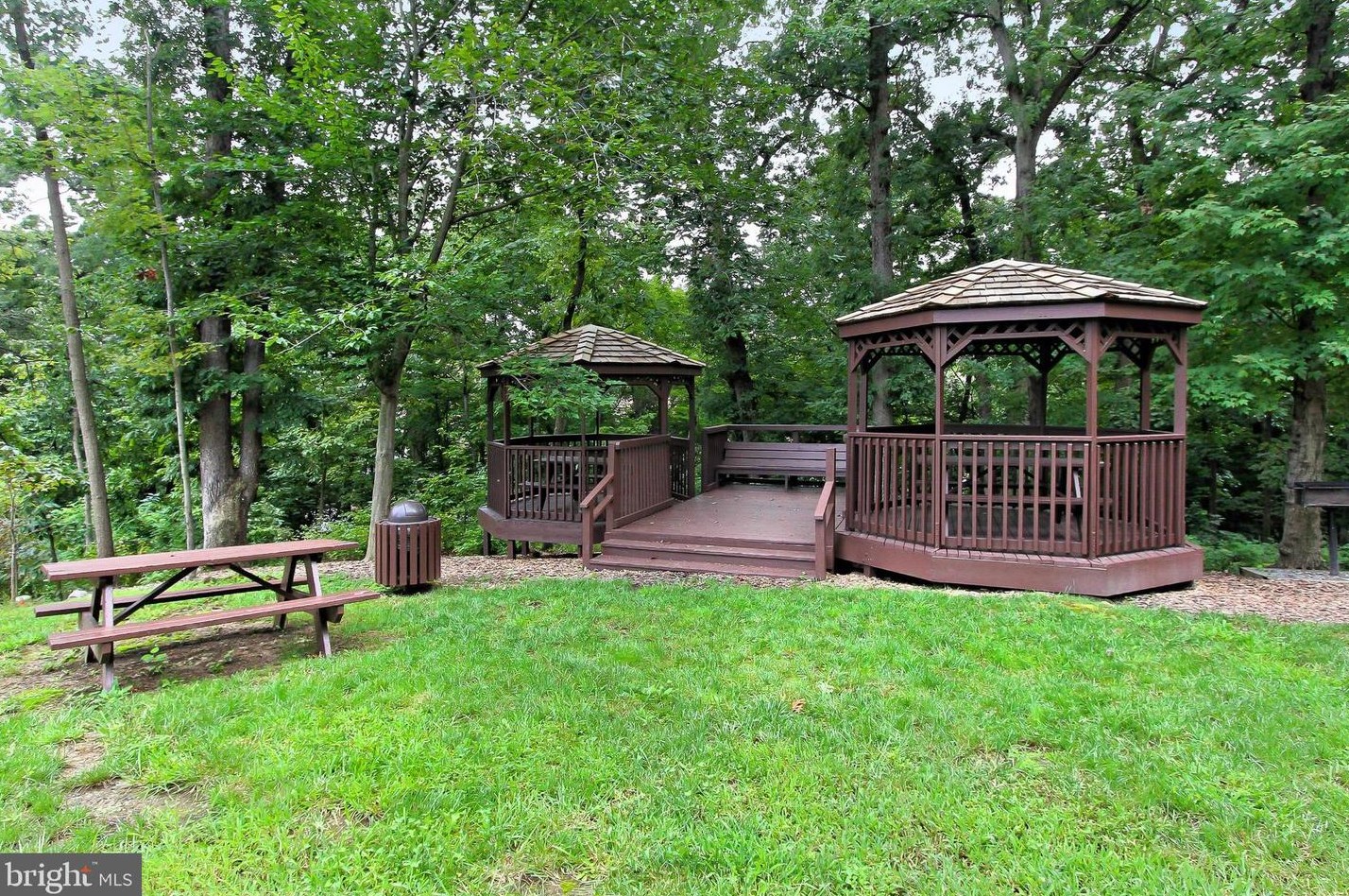 5904 Mount Eagle Dr, Alexandria VA  22303-2534 exterior