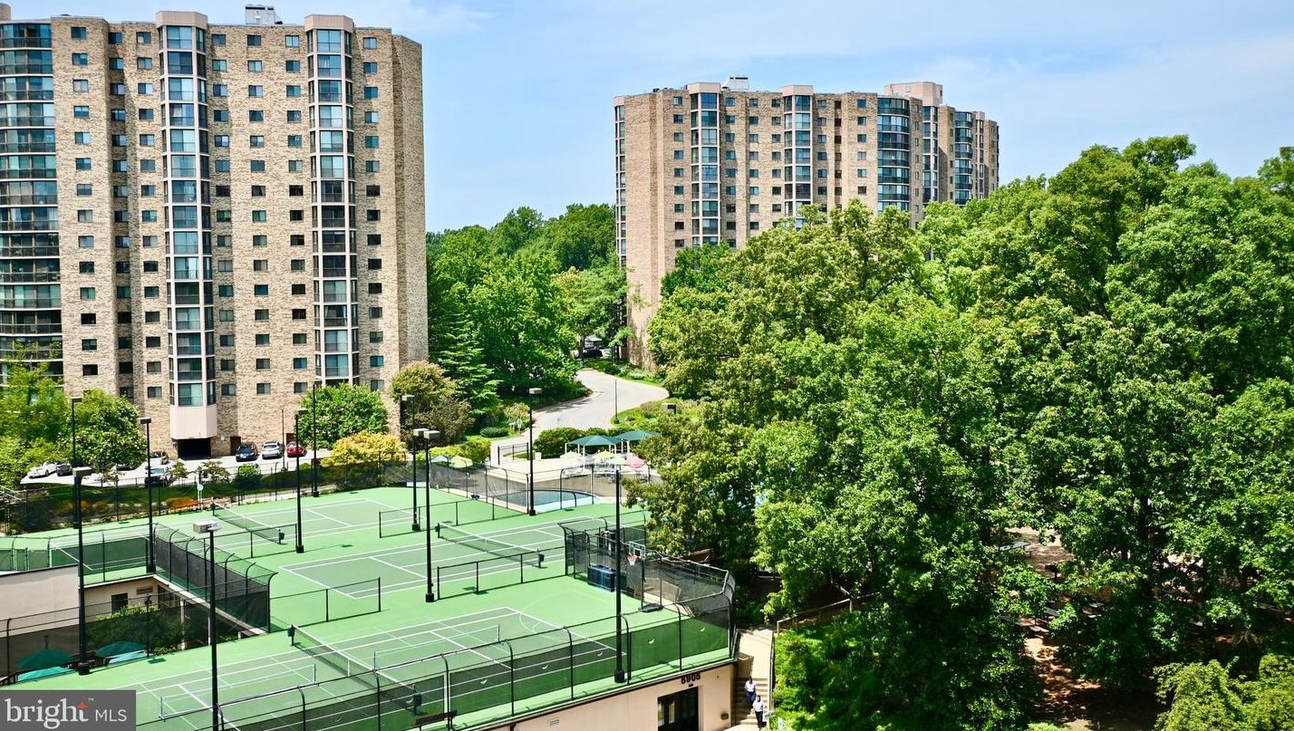 5904 Mount Eagle Dr, Alexandria VA  22303-2534 exterior