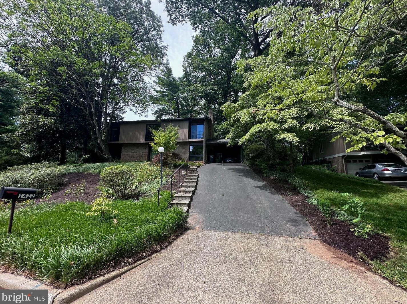1422 Aldenham Ln, Herndon, VA 20190