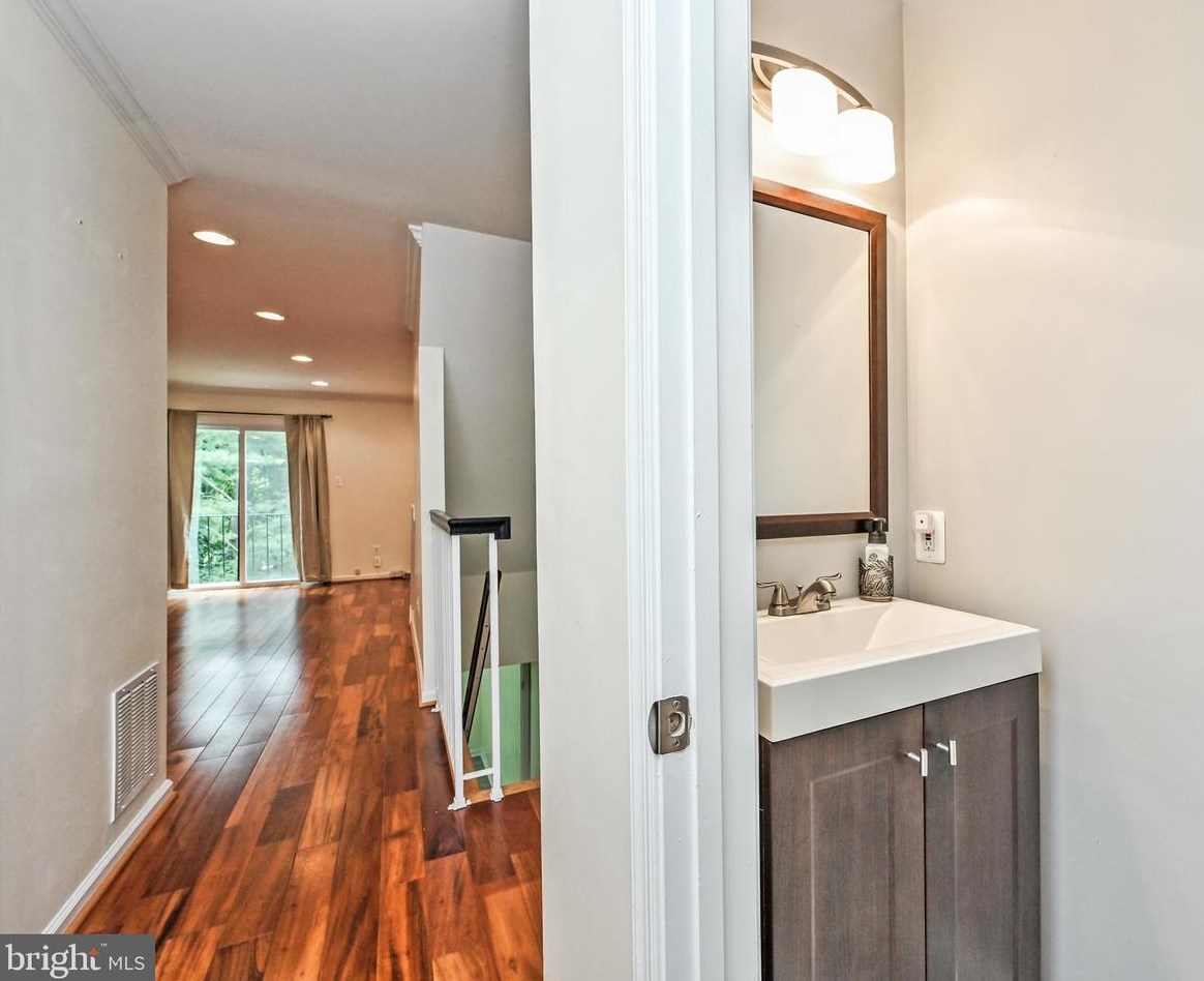 8562 Springfield Oaks Dr, Springfield VA  22153-3543 exterior