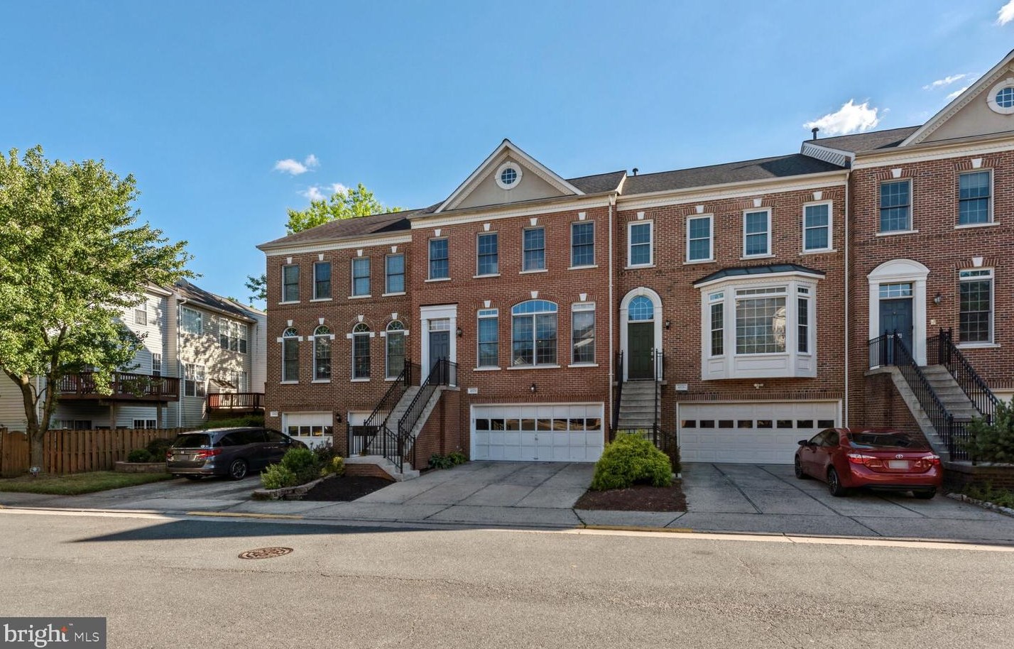 4578 Fair Valley Dr, Fairfax, VA 22033