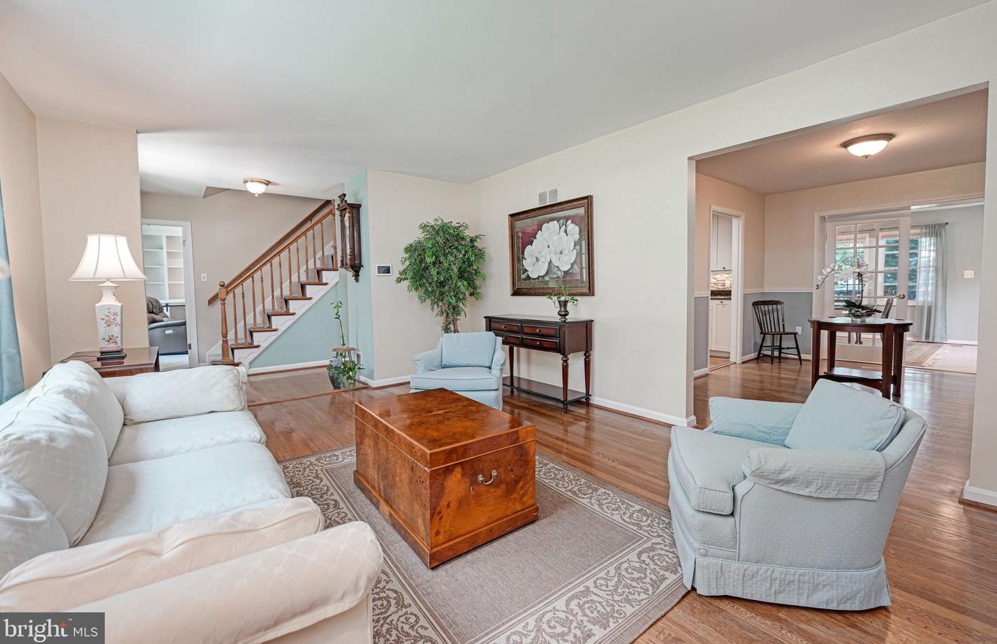 1708 Burning Tree Dr, Vienna, VA 22182