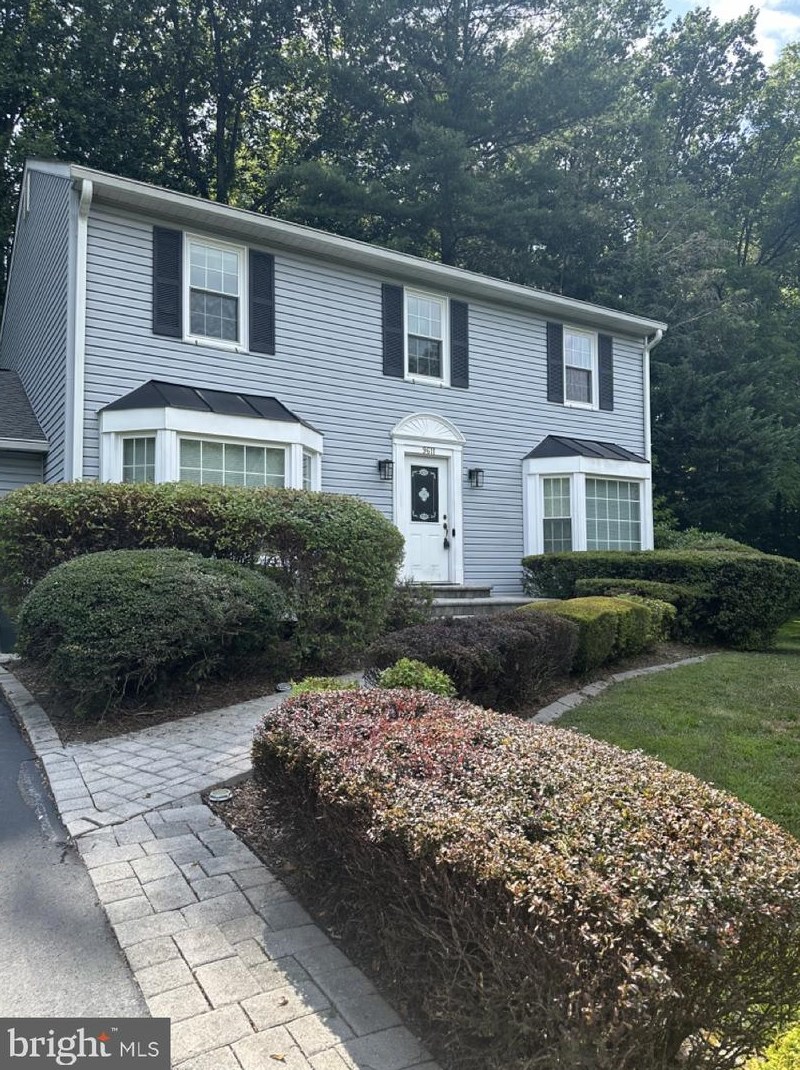 9611 Locust Hill Dr, Great Falls, VA 22066
