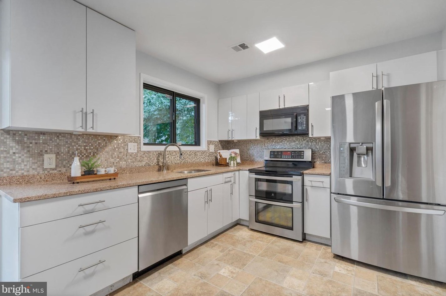 2214 White Cornus Ln, Herndon, VA 20191-1136