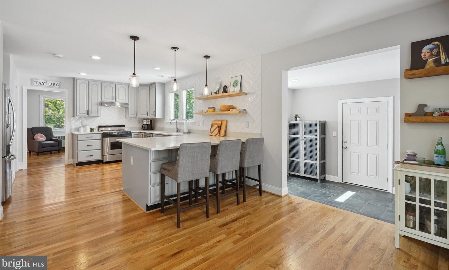 7126 Carol Ln, Falls Church VA  22042-3714 exterior