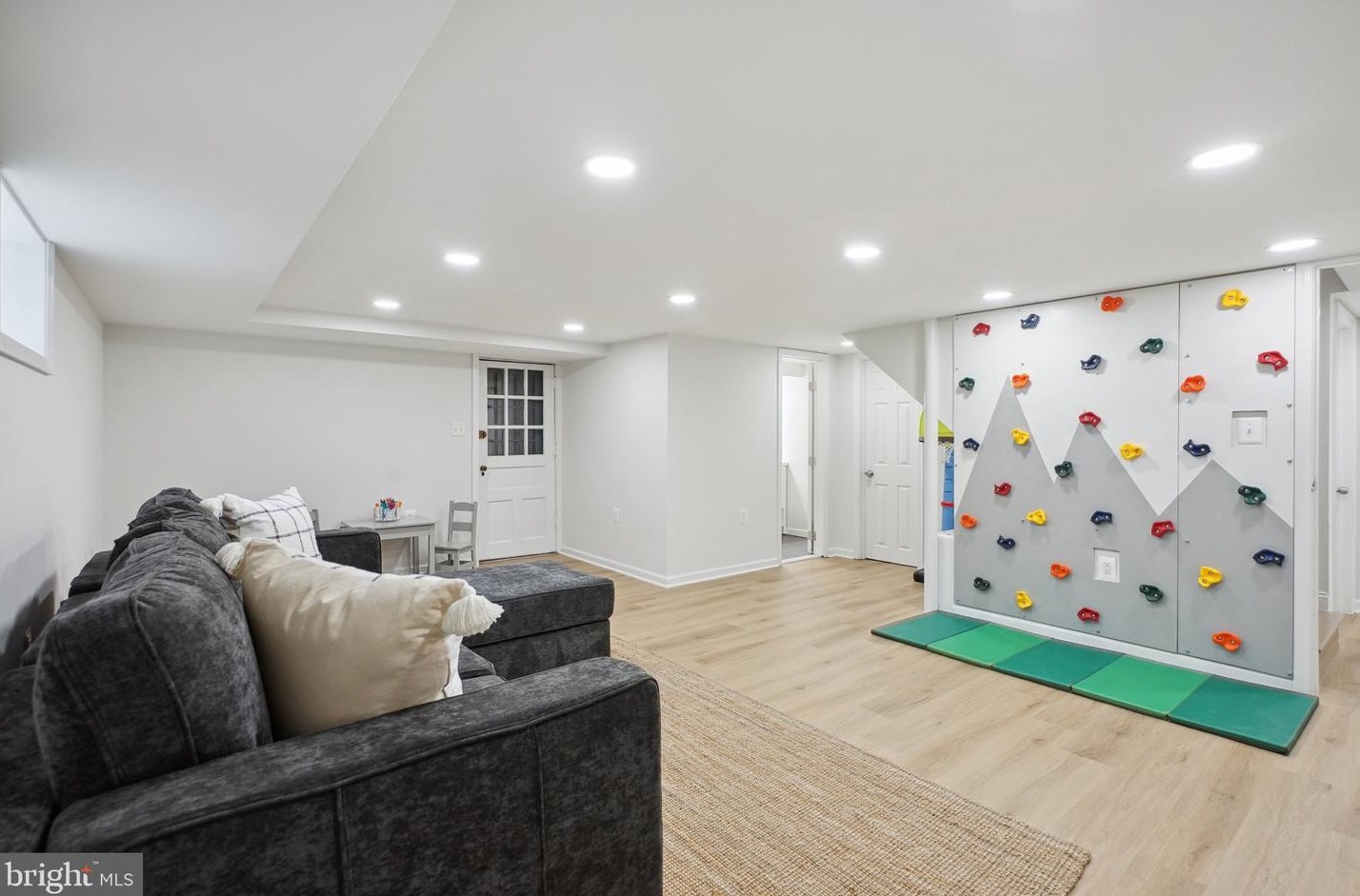 7126 Carol Ln, Falls Church VA  22042-3714 exterior