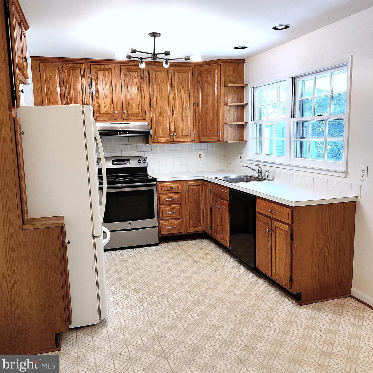 9534 Old Creek Dr, Fairfax, VA 22032