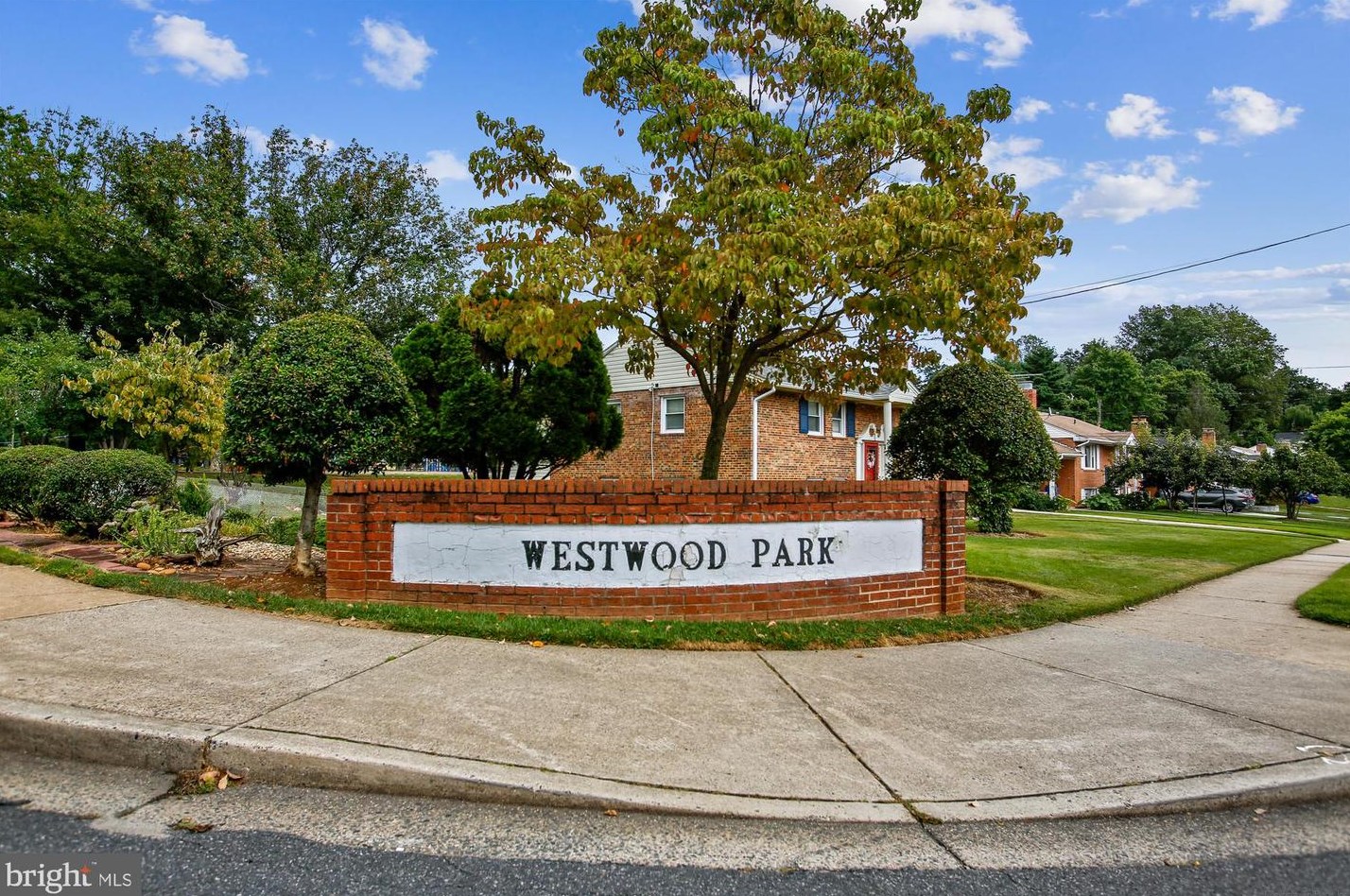 7420 Tower St, Falls Church, VA 22046-1935