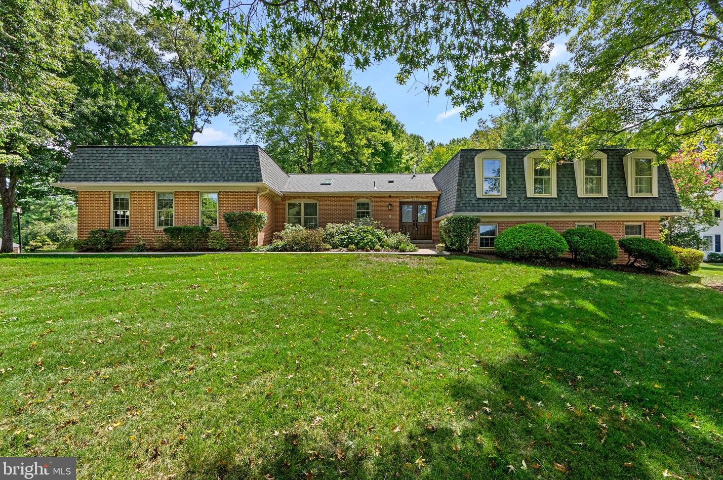 9525 Locust Hill Dr, Great Falls, VA 22066