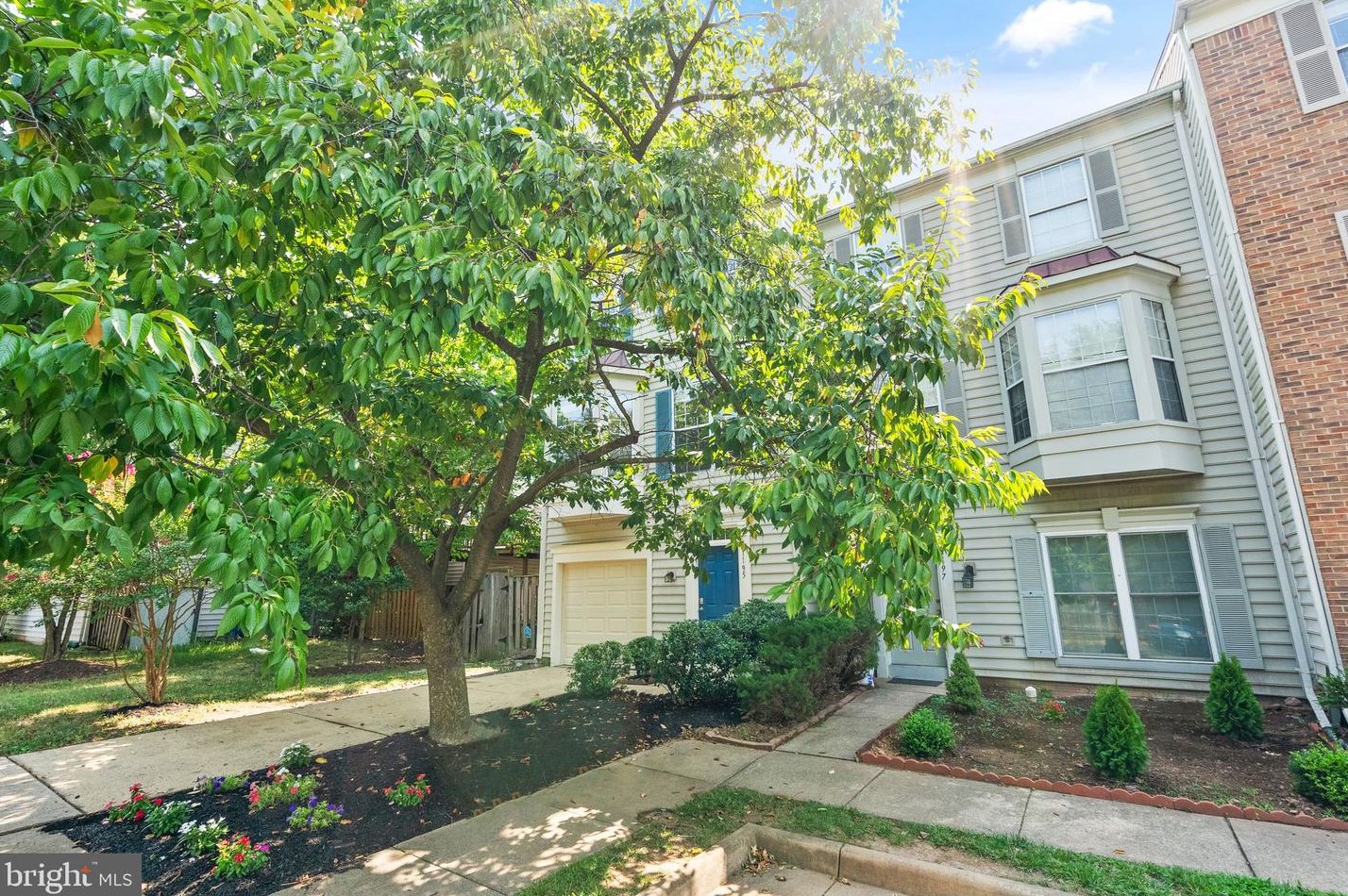 1195 Cypress Tree Pl, Herndon, VA 20170