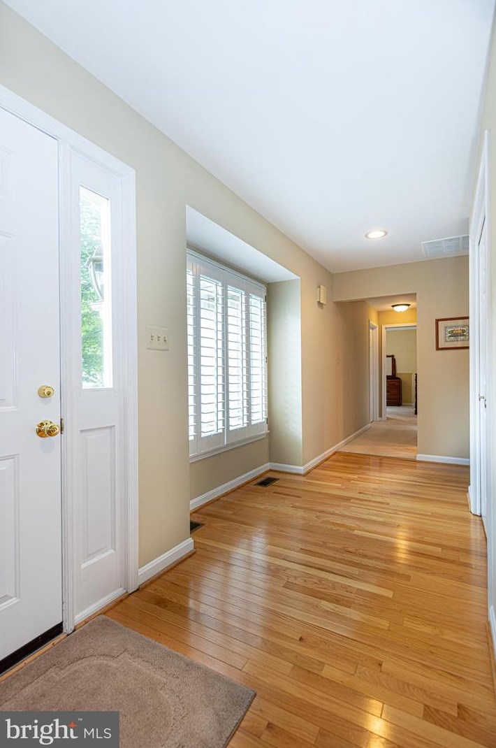 9743 Park Cir, Fairfax, VA 22039-2943