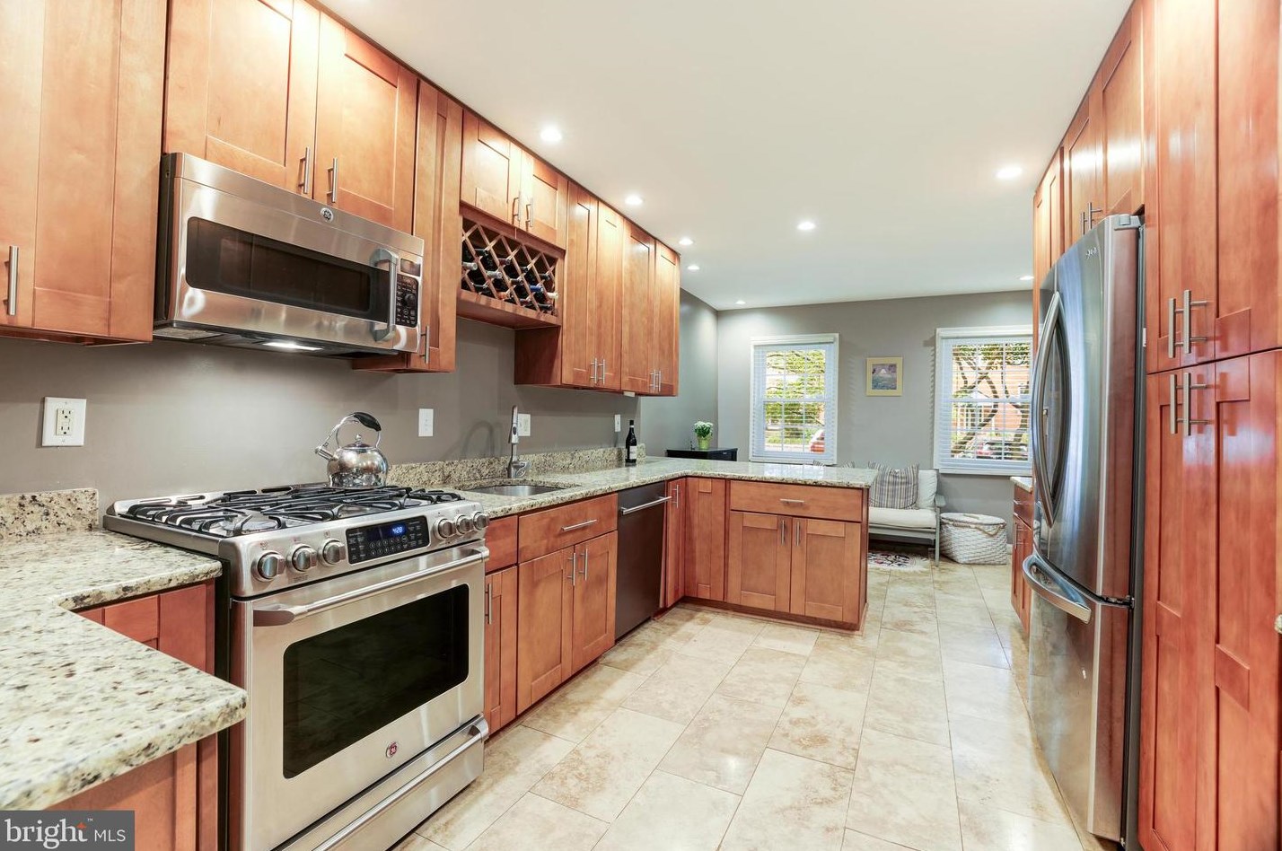 11721 Shore Dr, Herndon VA  20190-4506 exterior