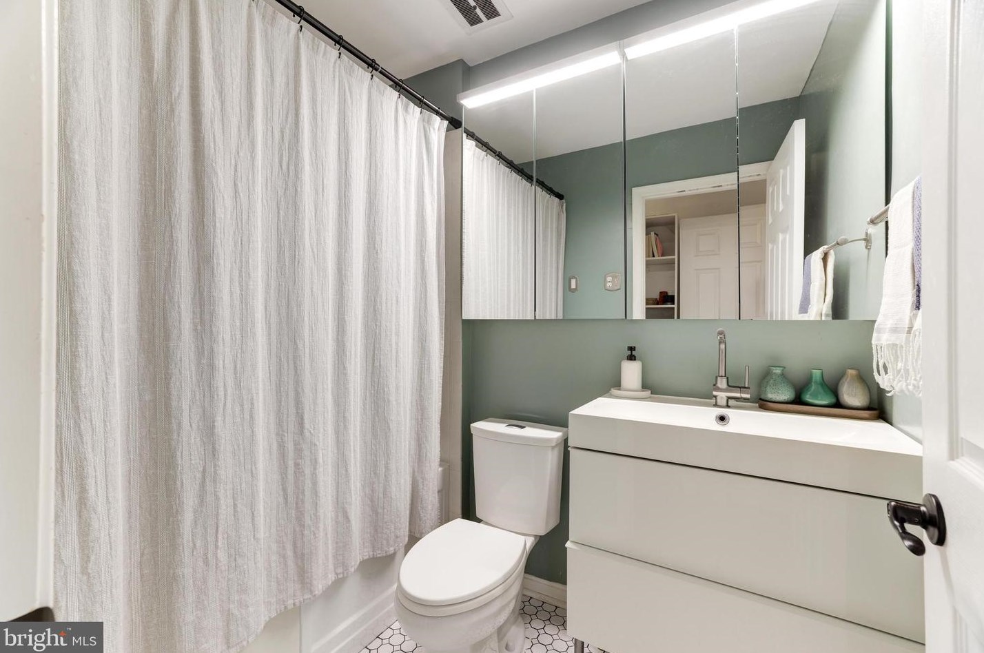 11721 Shore Dr, Herndon VA  20190-4506 exterior