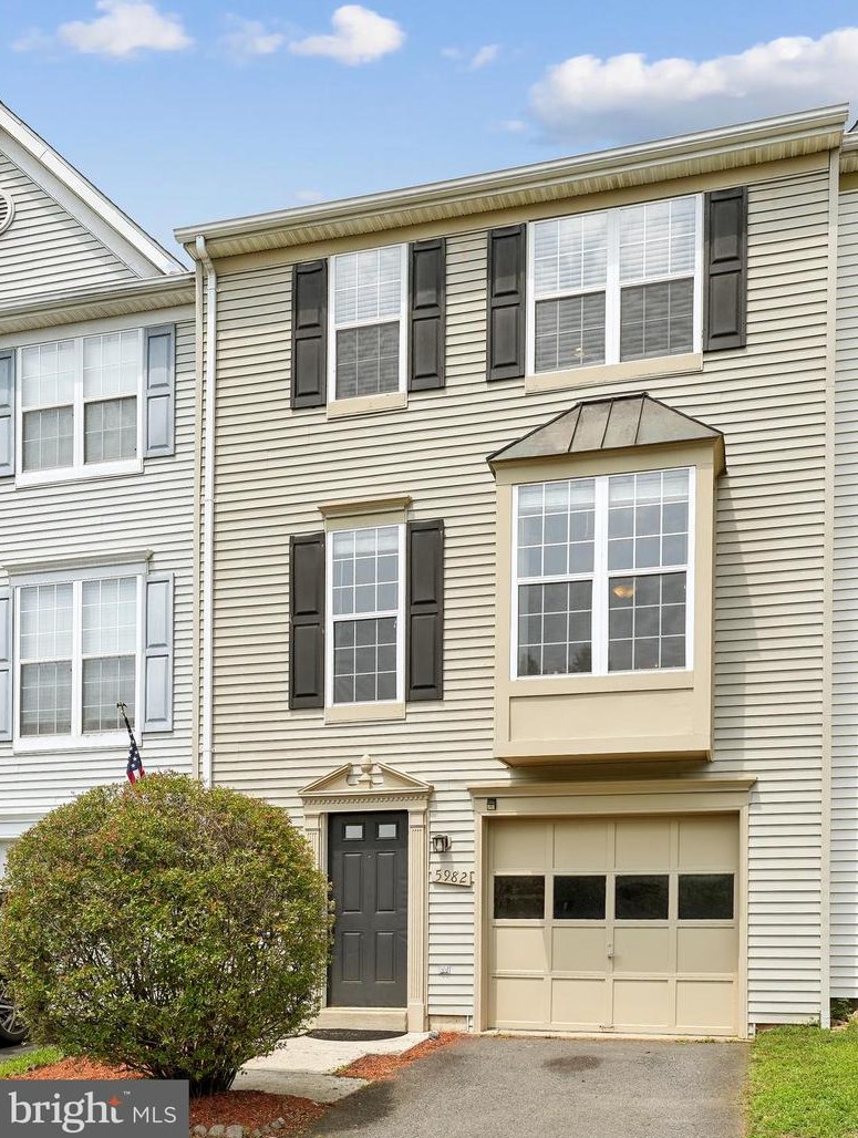 5982 Manorwood Dr, Centreville, VA 20120