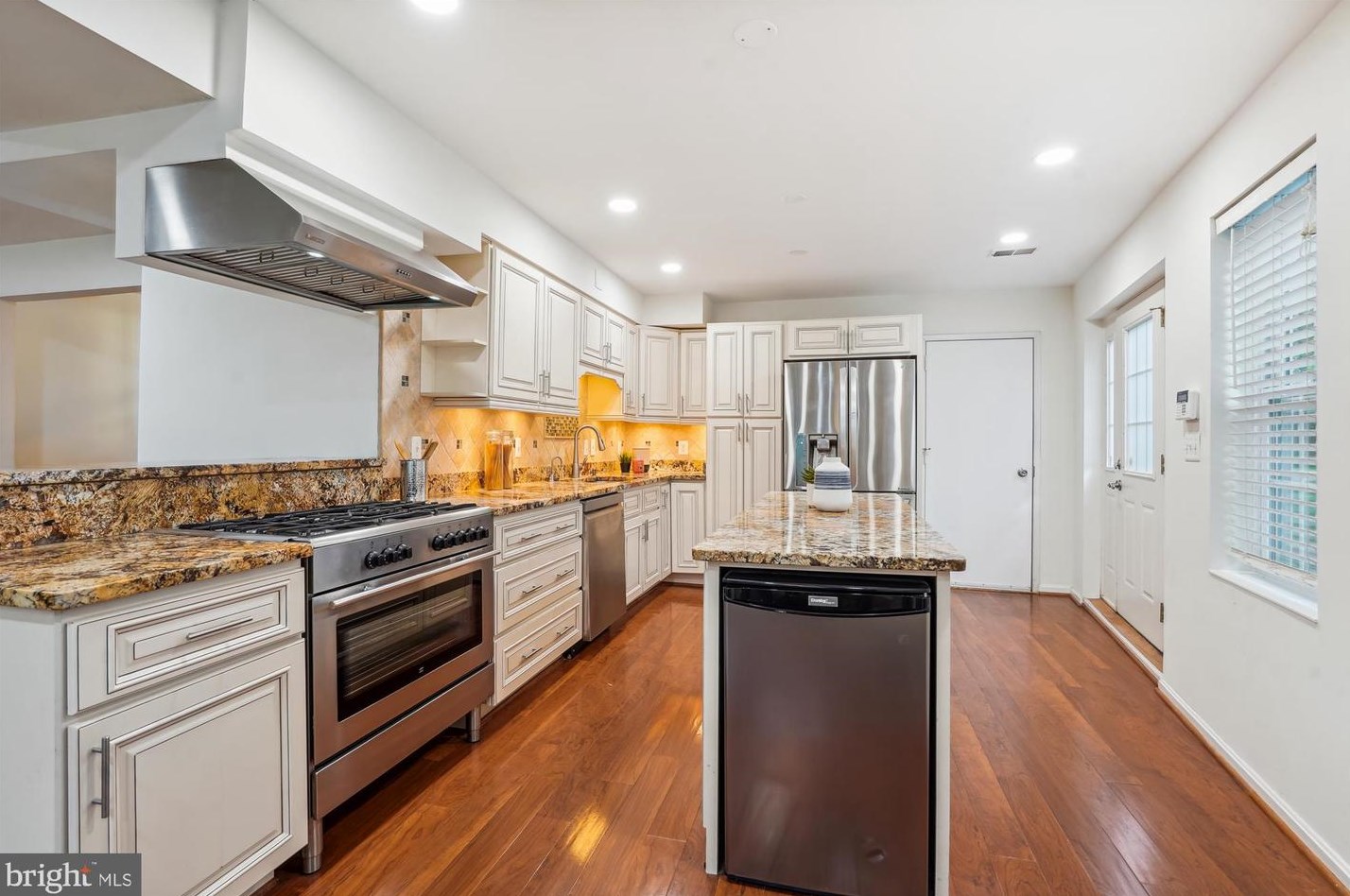 118 Elmar Dr, Vienna VA  22180-5802 exterior