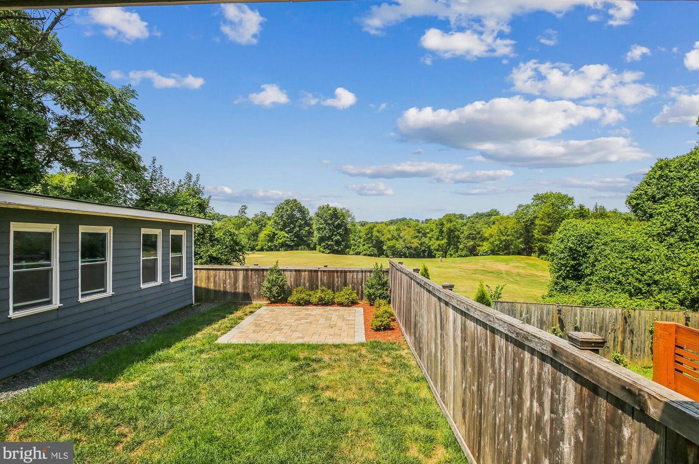 5826 Edgehill Dr, Alexandria VA  22303-1353 exterior