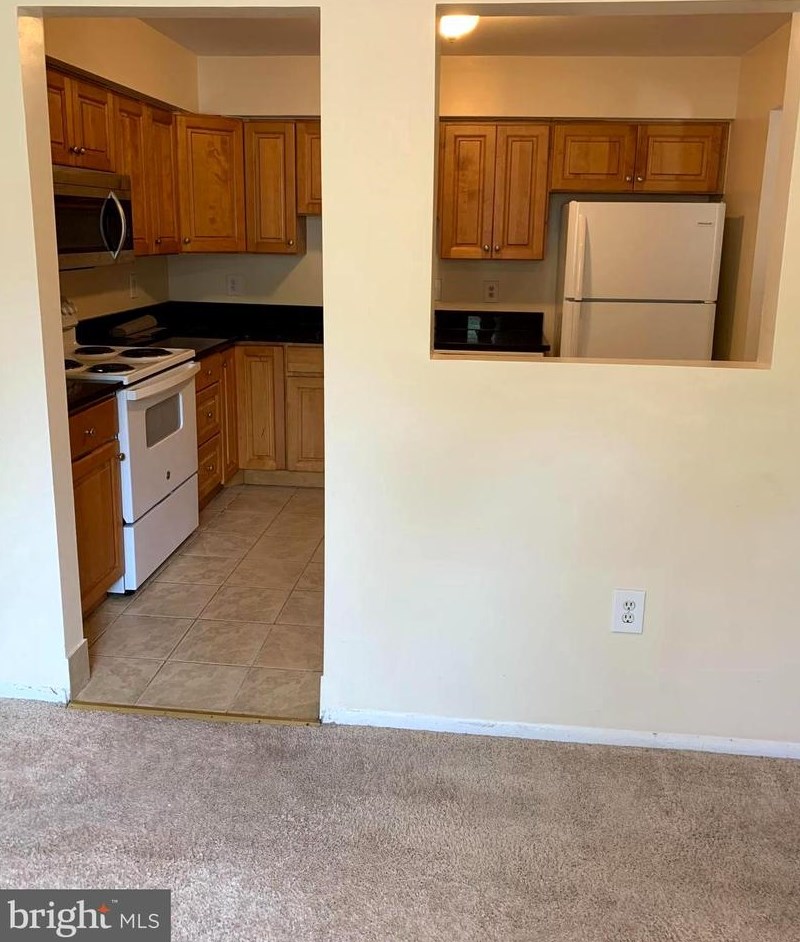 6069 Hollow Hill Ln, Springfield VA  22152-1420 exterior