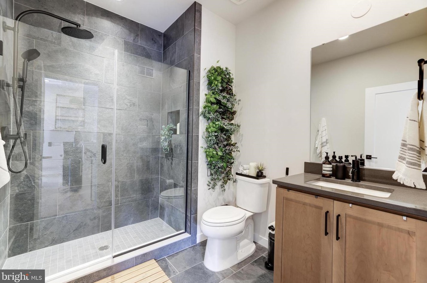 11732 Sunrise Valley Dr, Herndon VA  20191-1403 exterior