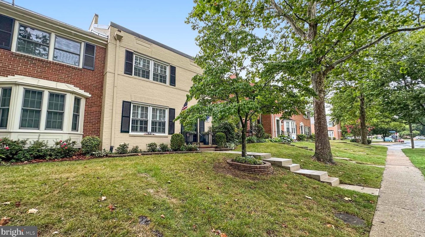 8437 Forrester Blvd, Springfield VA  22152-1705 exterior