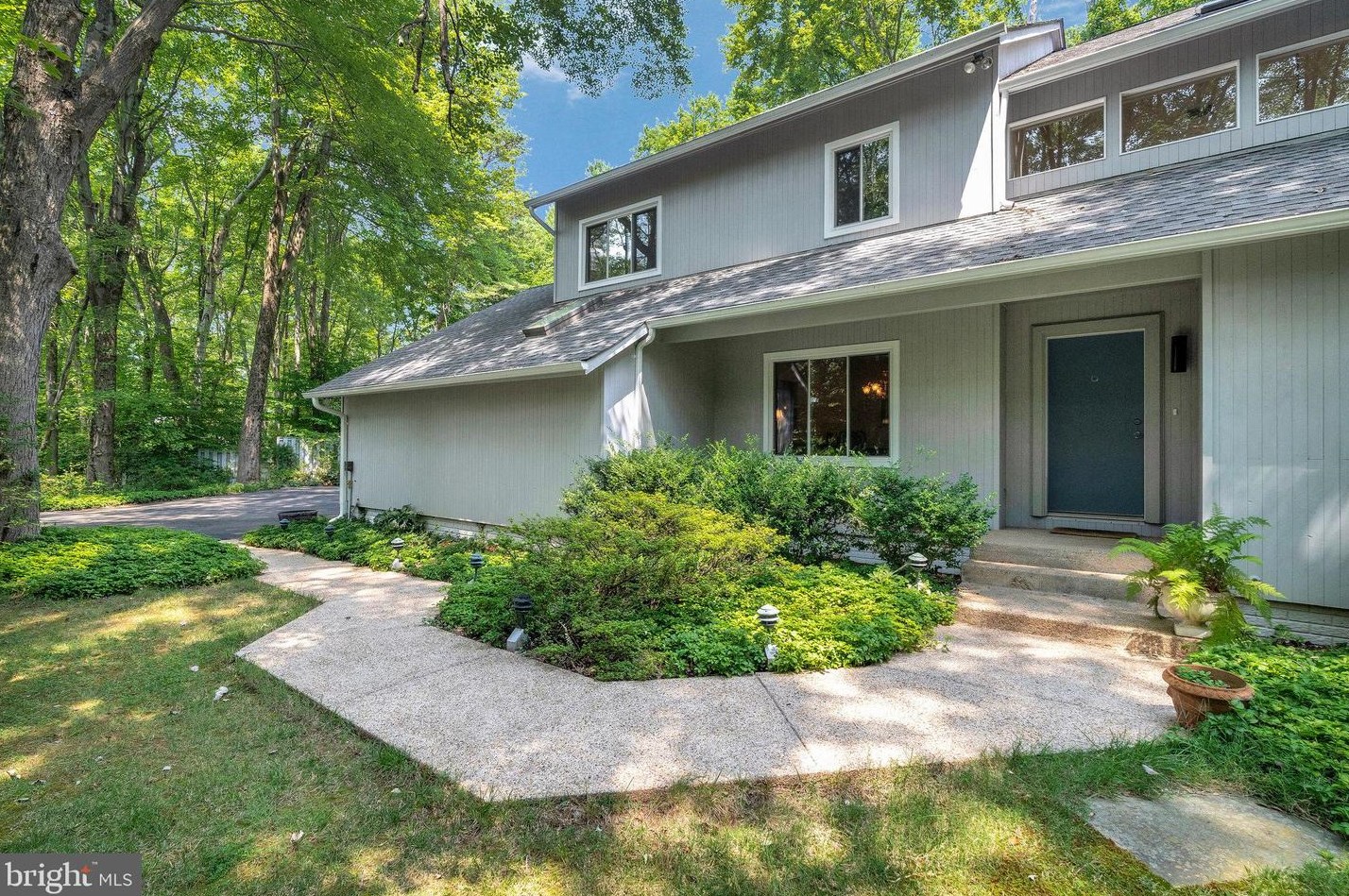 327 Walker Rd, Great Falls, VA 22066-3504