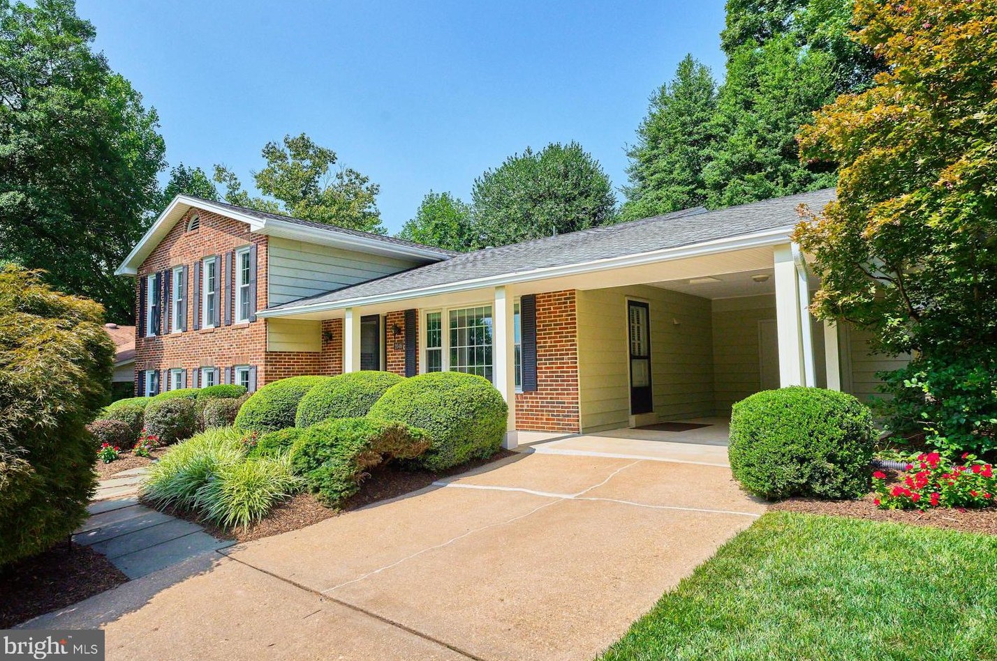 2046 Woodford Rd, Vienna, VA 22182