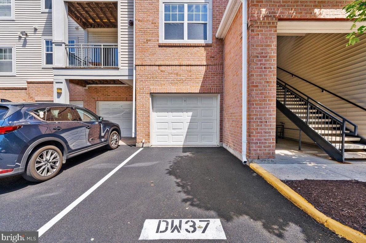 12100 Garden Grove Cir #201, Fairfax, VA 22030
