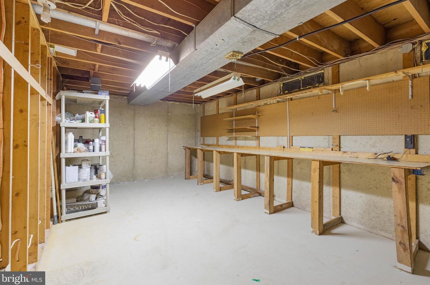 8609 Etta Dr, Springfield VA 22152-2706 exterior