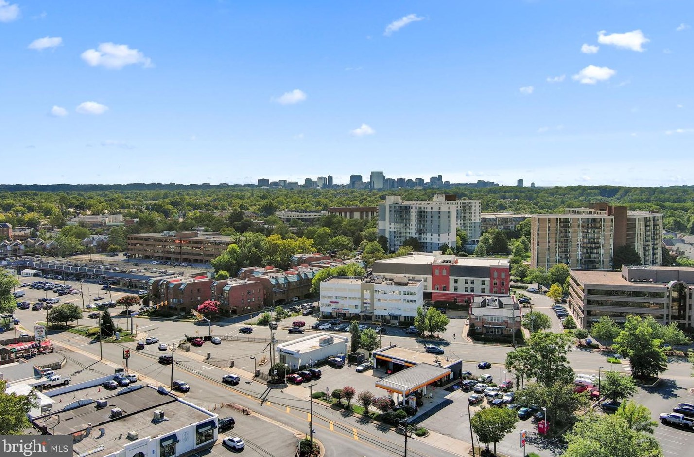 6800 Fleetwood Rd, Mc Lean VA  22101-3604 exterior