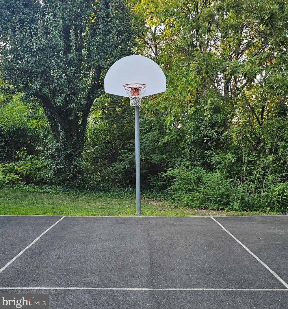 6329 Franconia Commons Dr, Alexandria VA 22310-2568 exterior