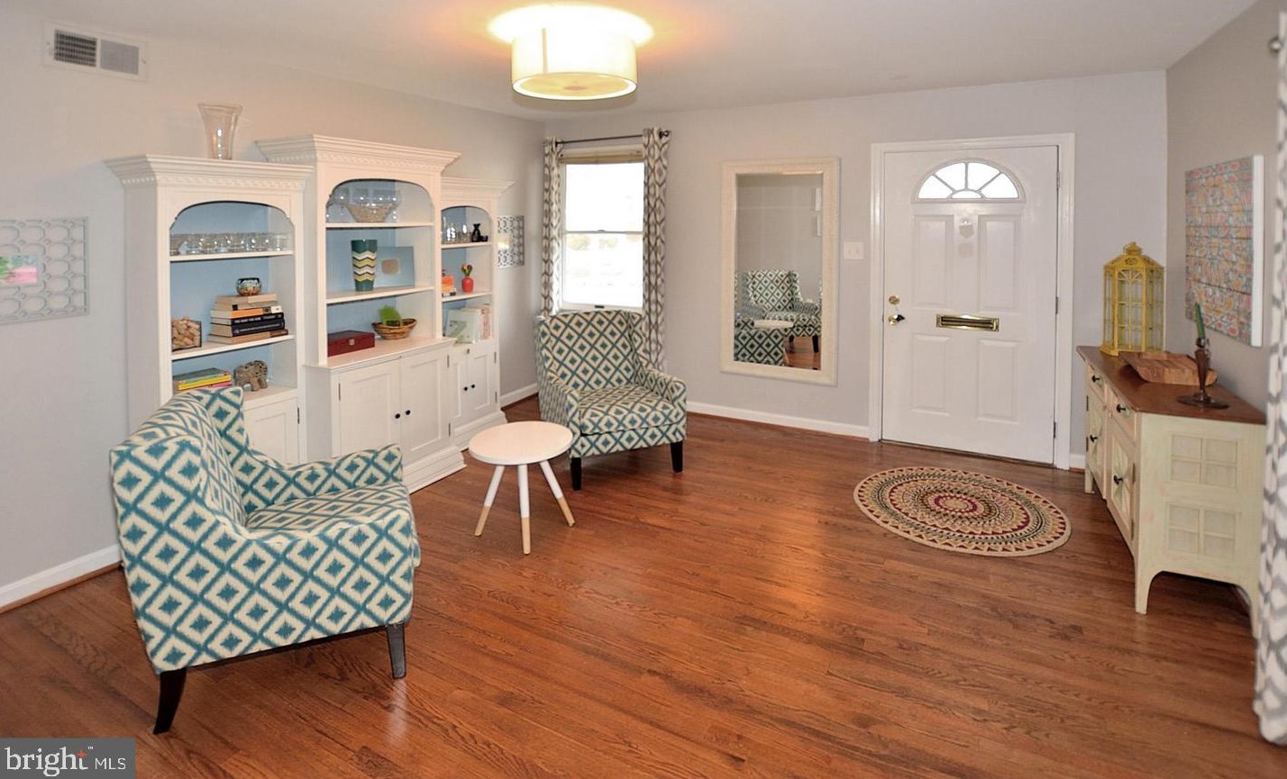 2209 Boxwood Dr, Falls Church, VA 22043
