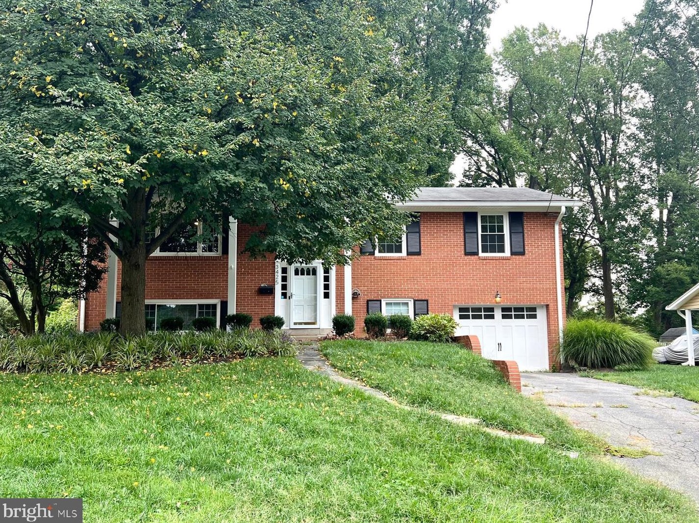 3425 Slade Run Dr, Falls Church, VA 22042-3922