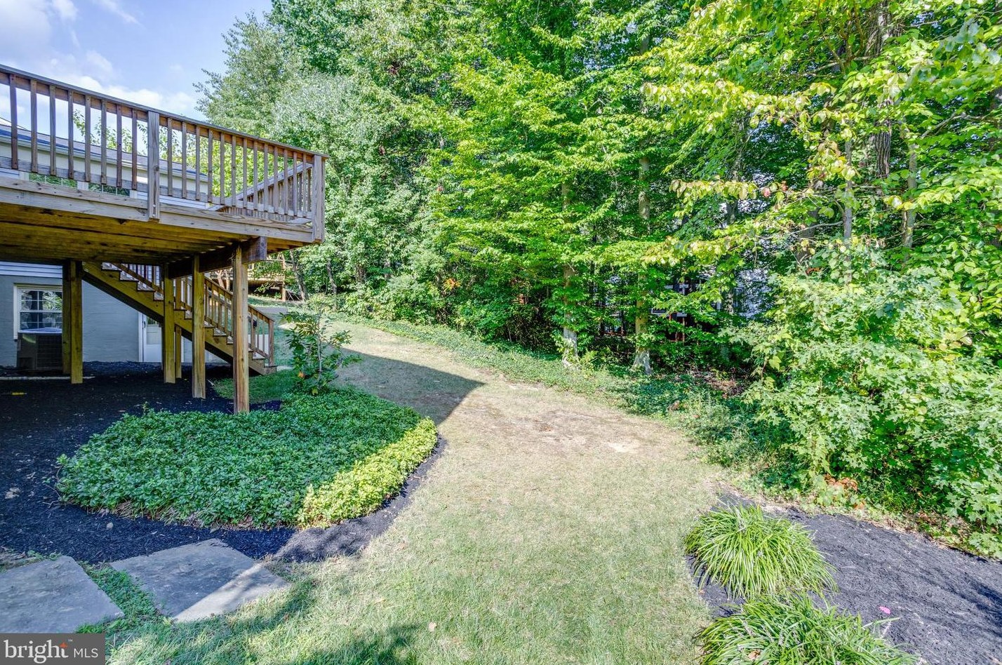 5707 Oak Leather Dr, Springfield VA  22015-2315 exterior