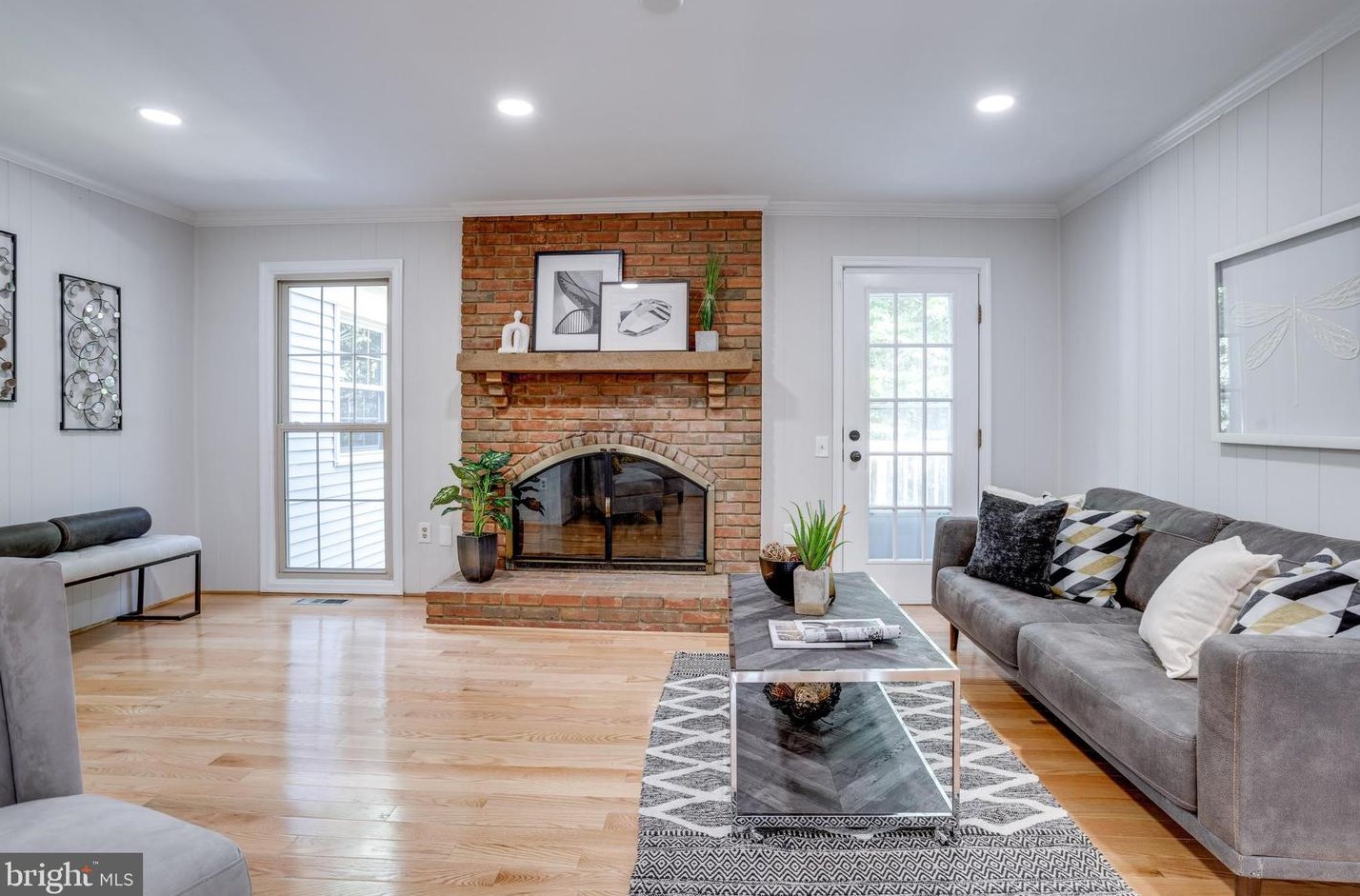 5707 Oak Leather Dr, Springfield VA  22015-2315 exterior