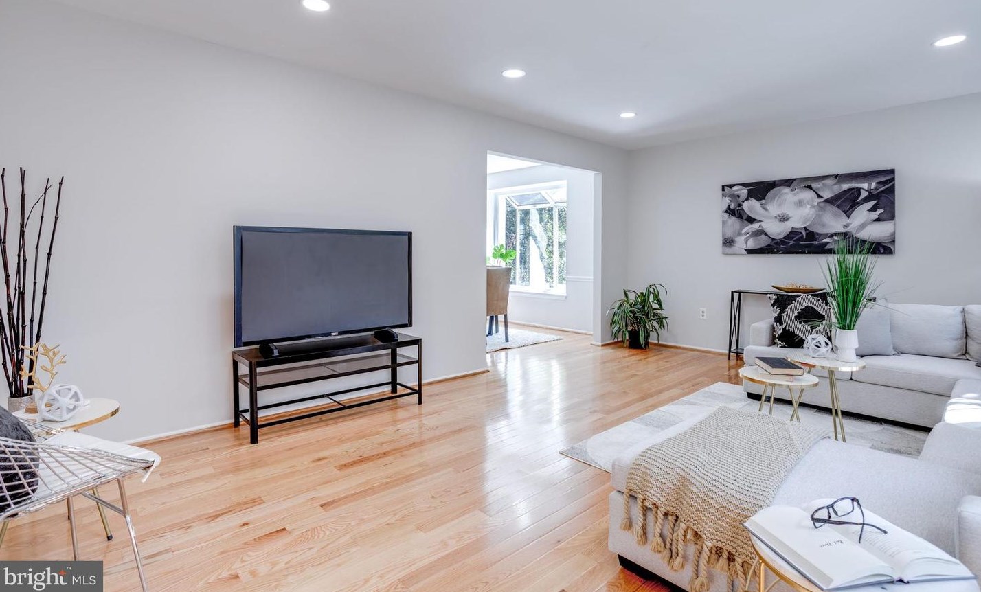 5707 Oak Leather Dr, Springfield VA  22015-2315 exterior