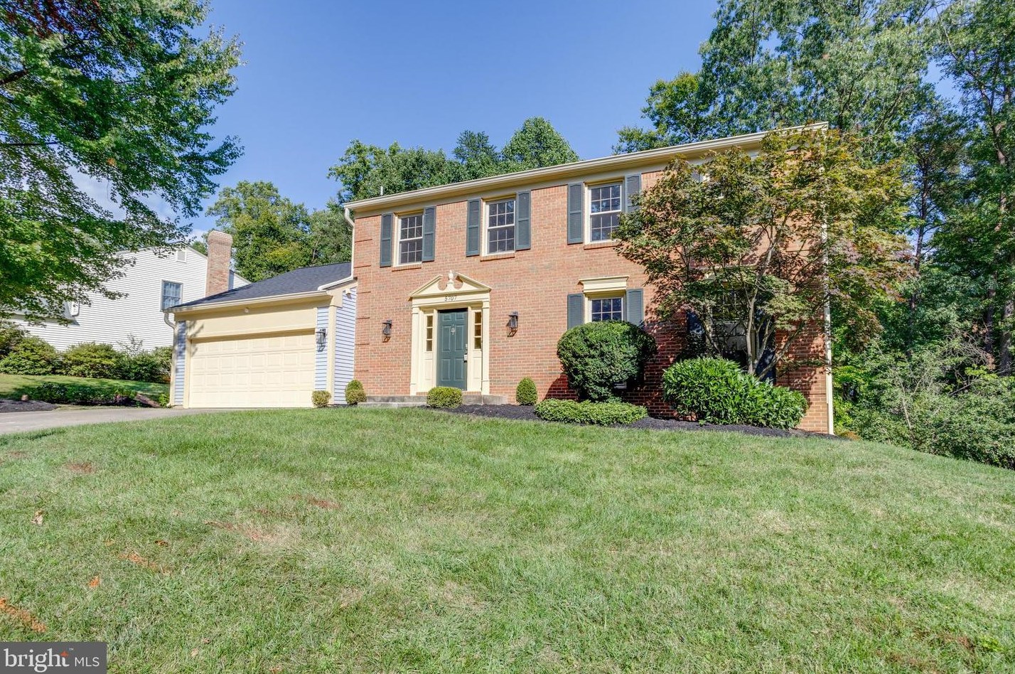 5707 Oak Leather Dr, Springfield VA  22015-2315 exterior