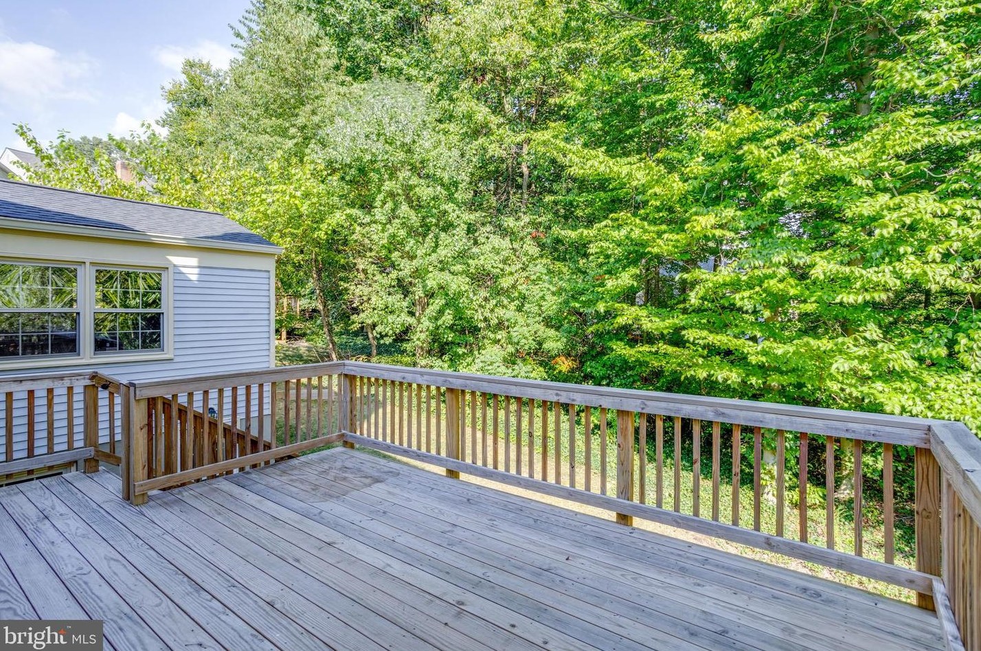 5707 Oak Leather Dr, Springfield VA  22015-2315 exterior