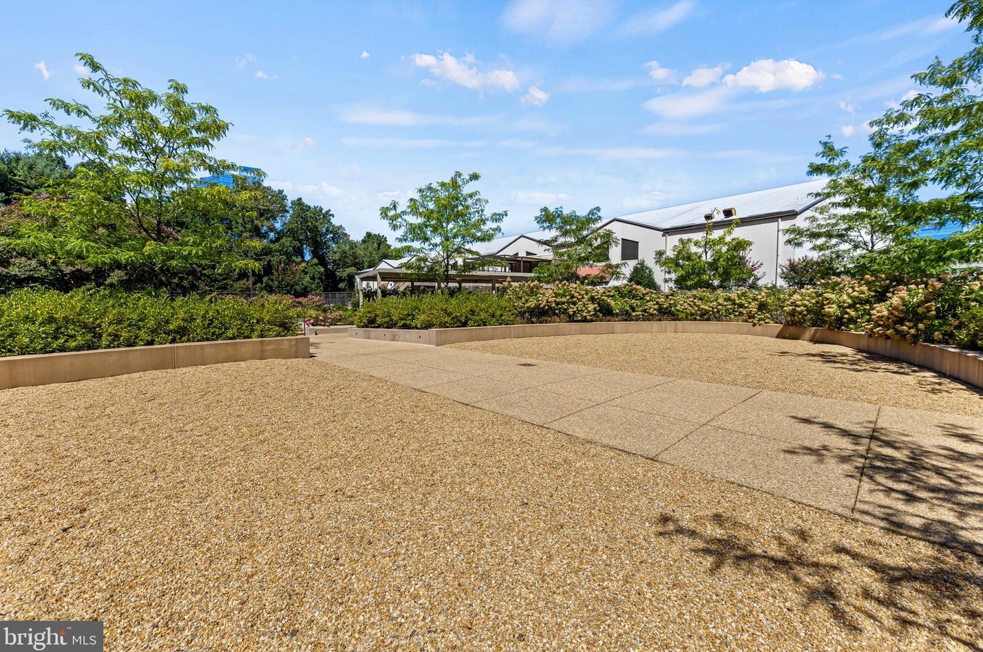 1800 Old Meadow Rd, Mc Lean VA  22102-1899 exterior