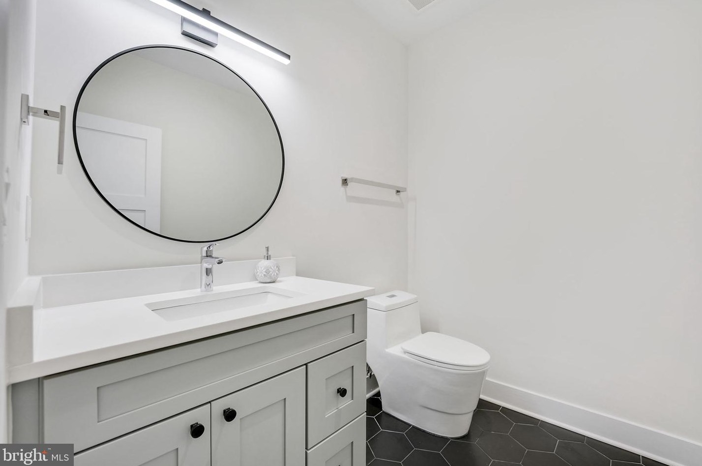 828 Constellation Dr, Great Falls VA  22066-2501 exterior