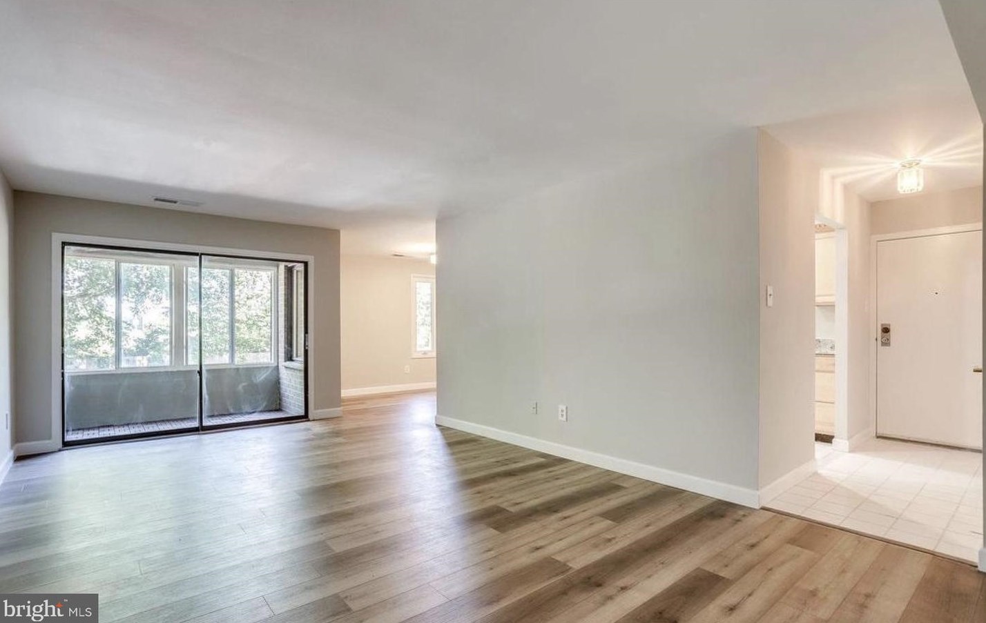 527 Florida Ave Apt 104, Herndon, VA 20170