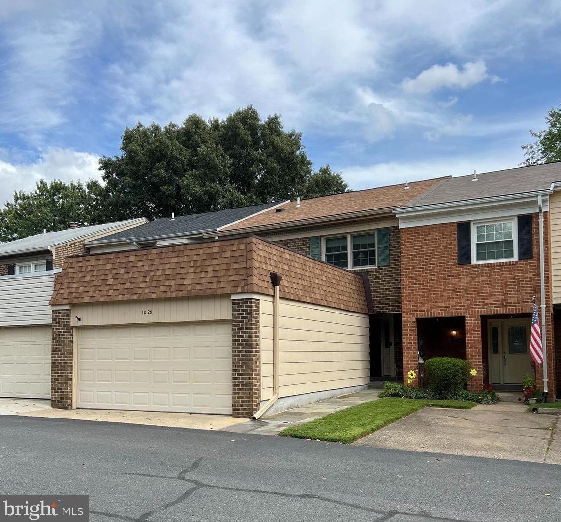 1028 Moorefield Creek Rd Sw, Vienna, VA 22180