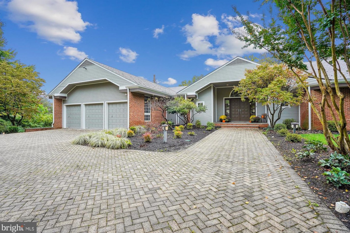 607 Deerfield Pond Ct, Great Falls, VA 22066