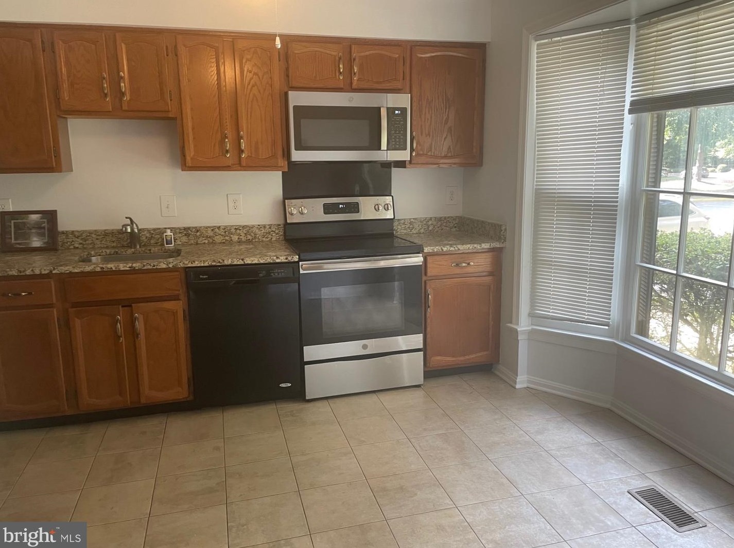 5405 New London Park Dr, Fairfax, VA 22032