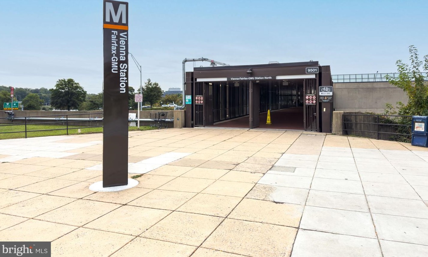 10315 Blake Ln, Vienna VA 22124-2632 exterior