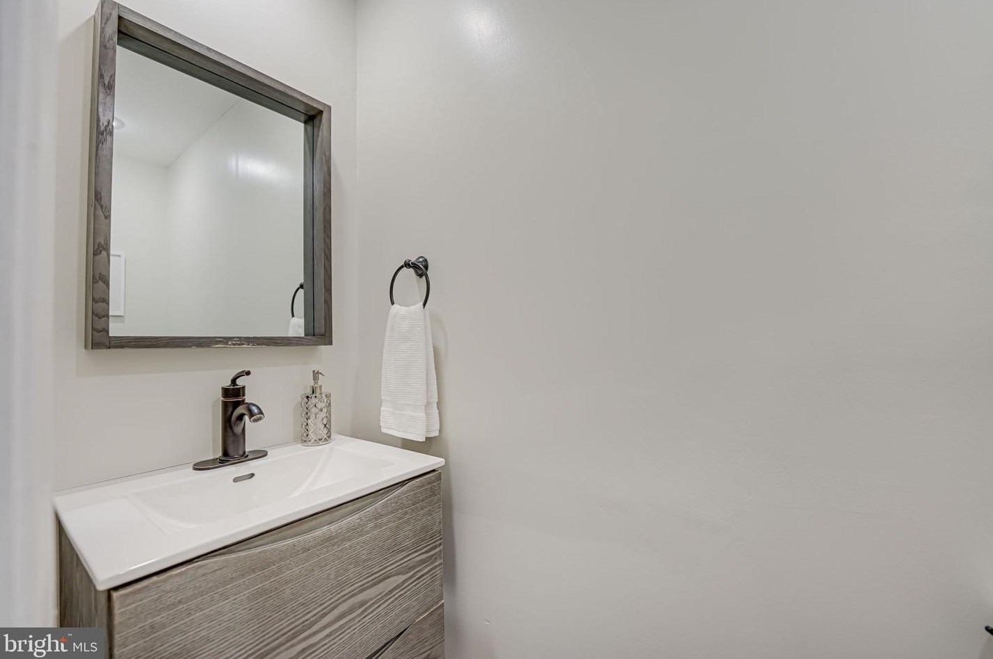 10315 Blake Ln, Vienna VA 22124-2632 exterior