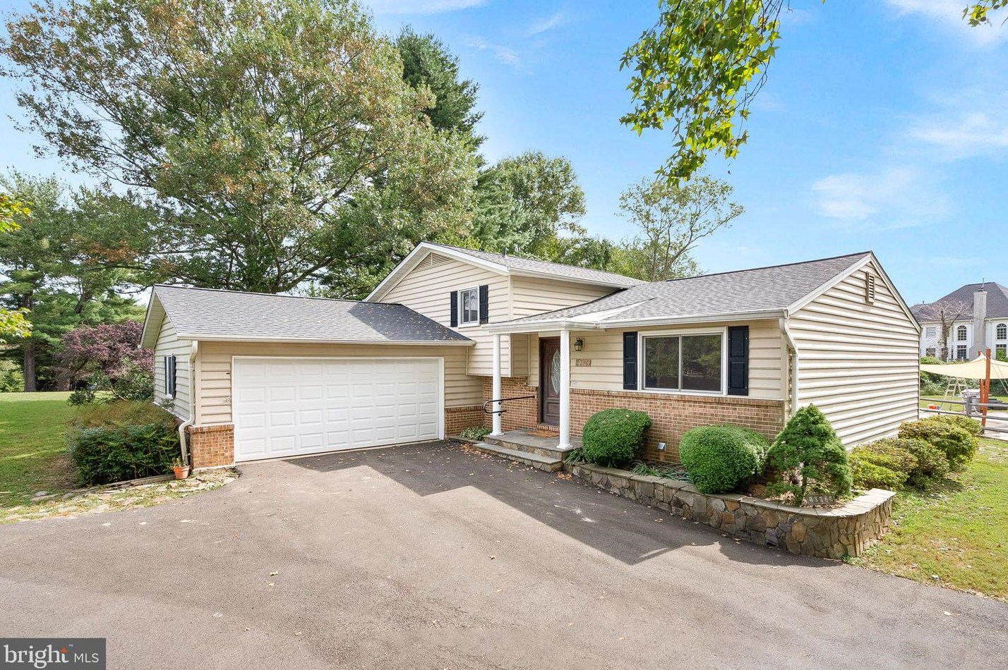 10624 Runaway Ln, Great Falls, VA 22066