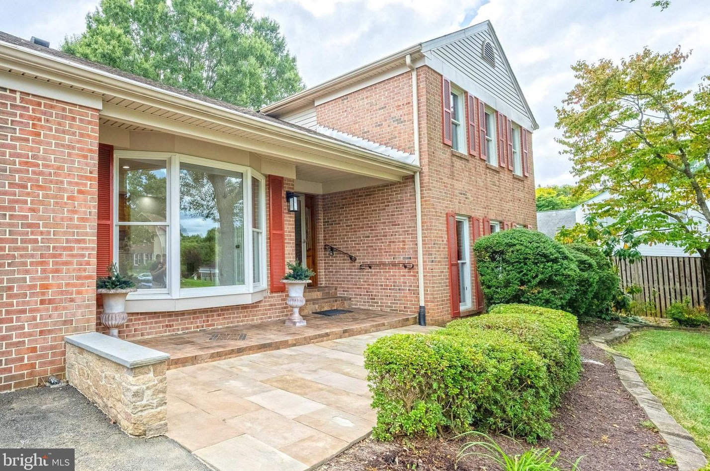 1657 Lozano Dr, Vienna, VA 22182