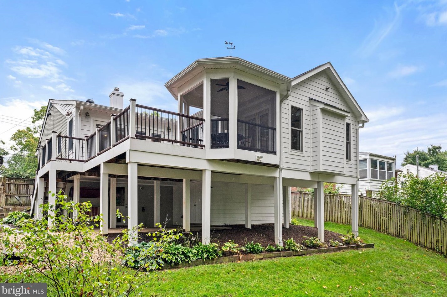 6459 Oakwood Dr, Falls Church, VA 22041-1201