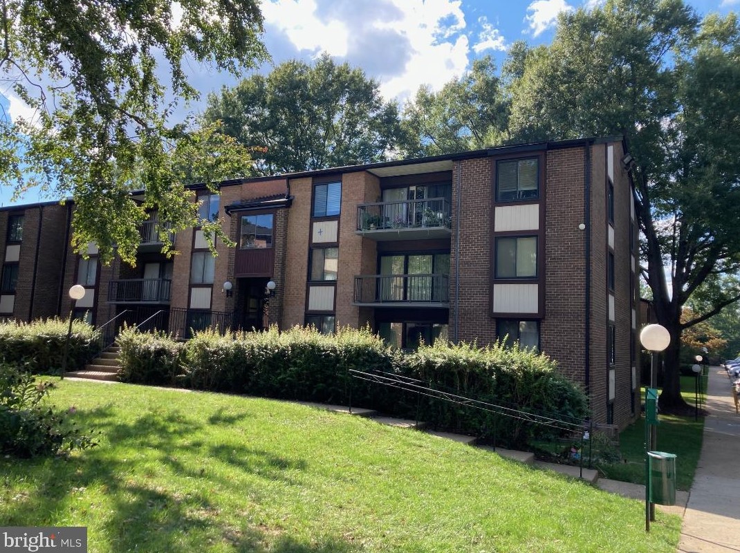 9708 Kingsbridge Dr, Fairfax, VA 22031-1608