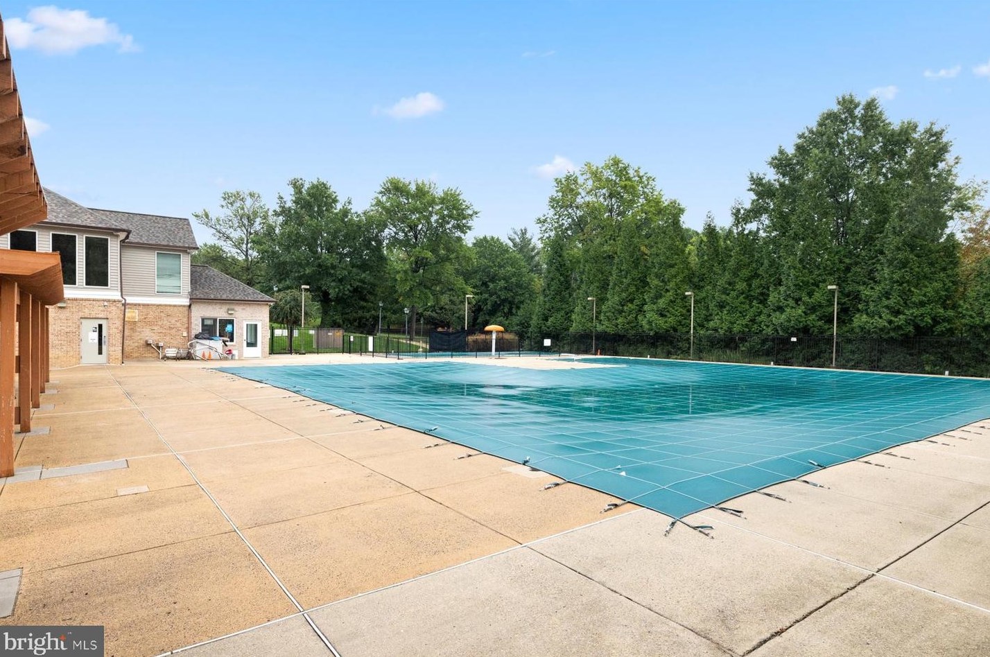 5146 Ballycastle Cir, Alexandria VA 22315-5546 exterior