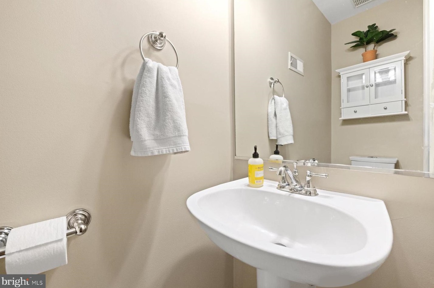 5146 Ballycastle Cir, Alexandria VA 22315-5546 exterior